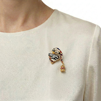 Брошь с эмалью и бриллиантами