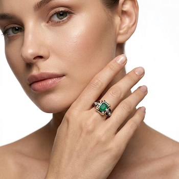 Кольцо с изумрудом, бриллиантами и эмалью