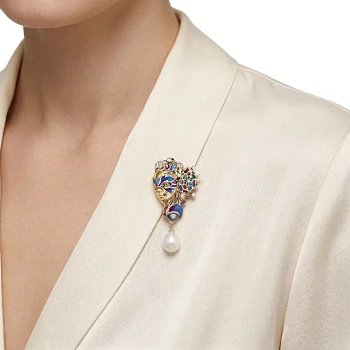 Брошь с эмалью, жемчугом и бриллиантами 